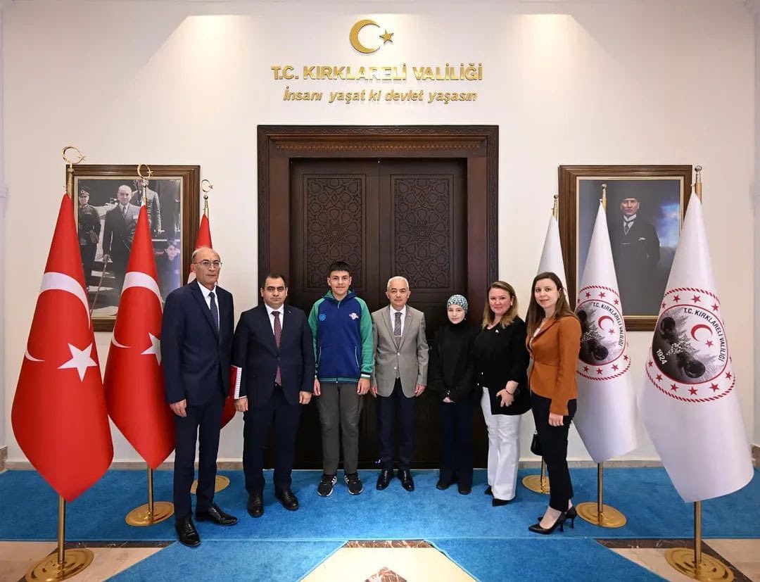 “Vize’nin Şairleri 4” ve “Renklerin Serüveni Kırklareli” Valimiz Sayın Uğur TURAN’a Takdim Edildi.