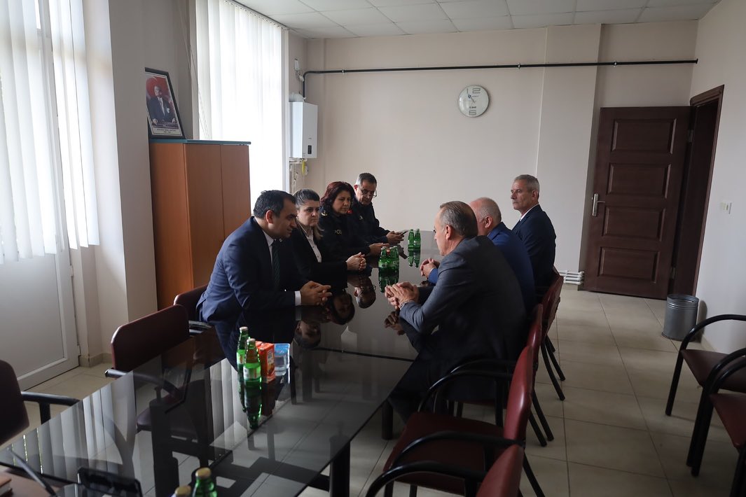 Kaymakamımız Sayın Kemal BALABAN Dünya Çiftçiler Günü münasebetiyle Ziraat Odası Başkanı Sayın Savaş ARDA’yı ziyaret etti.